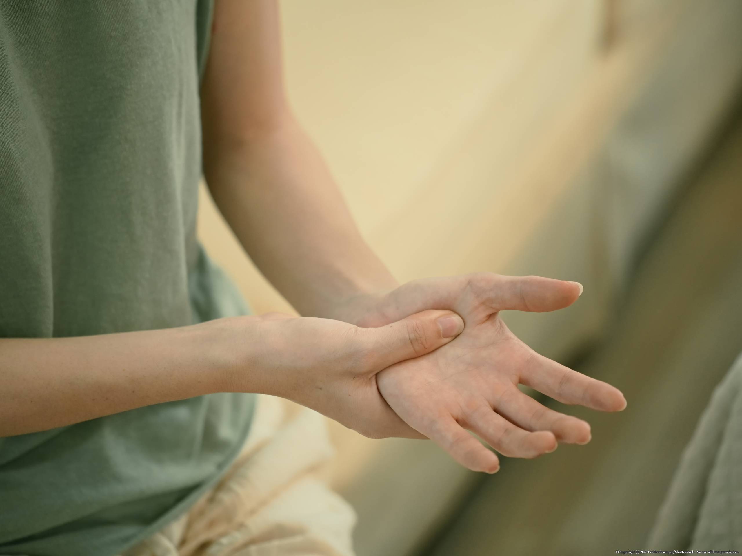 Closeup,Young,Woman,Hand,Pain,Her,Injury,Pain,From,Cramp,